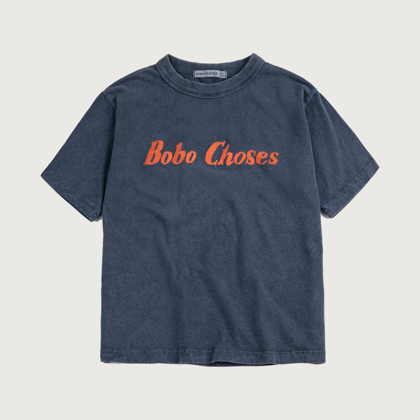 Donker blauwe T-shirt met oranje Bobo Choses letters