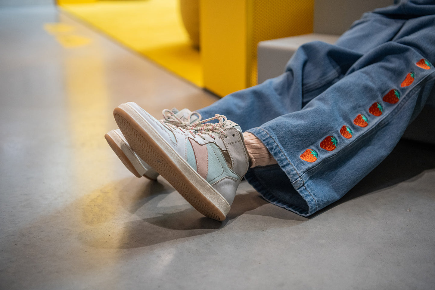 Tinycottons STRAWBERRIES embroidered jeans light blue denim / 12Y