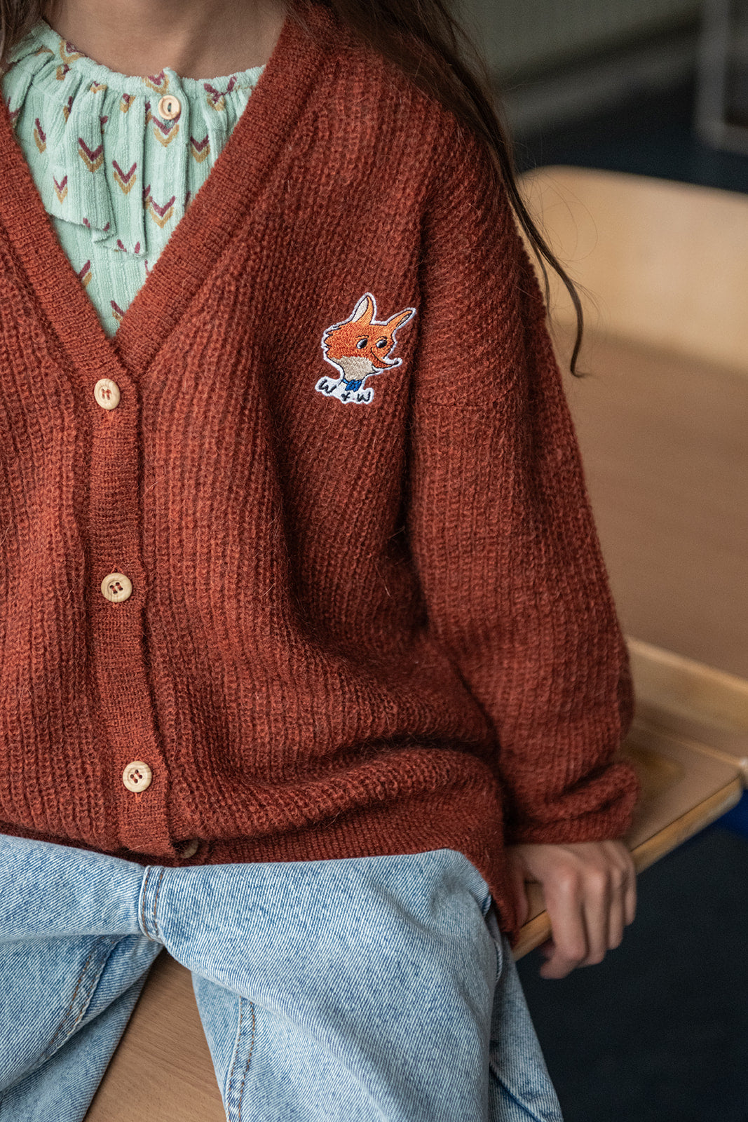 Wander and Wonder V Neck Logo Cardigan pecan / 7-8Y