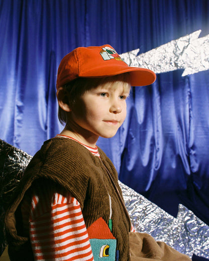 The Campamento FAMILY ON THE COUCH cap red