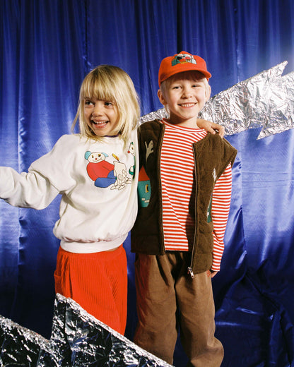 The Campamento FAMILY ON THE COUCH cap red