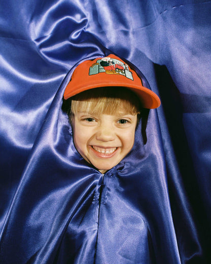 The Campamento FAMILY ON THE COUCH cap red