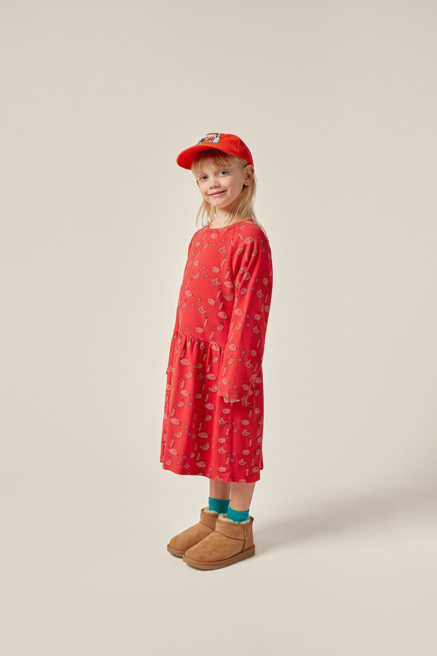 The Campamento FAMILY ON THE COUCH cap red