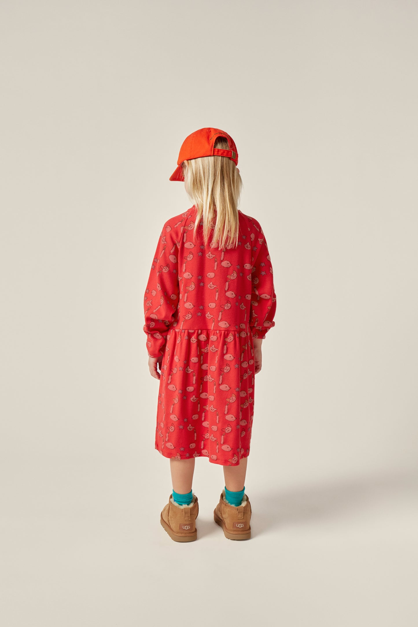 The Campamento FAMILY ON THE COUCH cap red